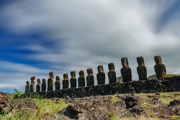 Vue arrière ultra longue exposition des statues Moai d'Ahu Tongariki sur l'île de Pâques — Photo