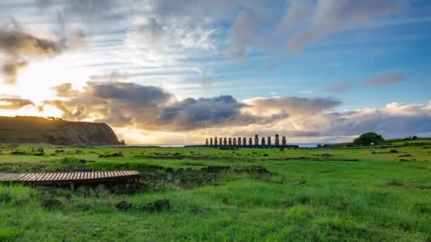 Amanecer de ensueño sobre las estatuas de Ahu Tongariki Moai en Isla de Pascua — Vídeos de Stock