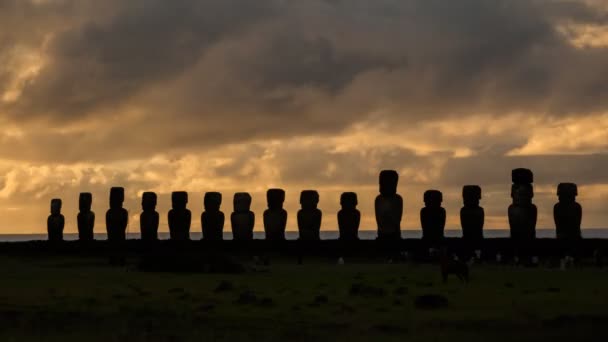 Sunrise tid förflutit med Ahu Tongariki silhuetter i Rapa Nui — Stockvideo