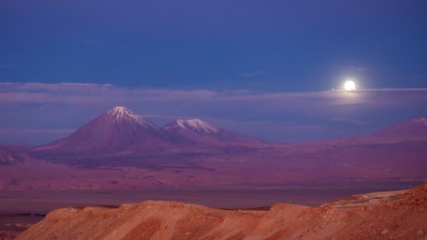 Licancabur vulkaan timelapse met volle Moonrise over de Andes — Stockvideo