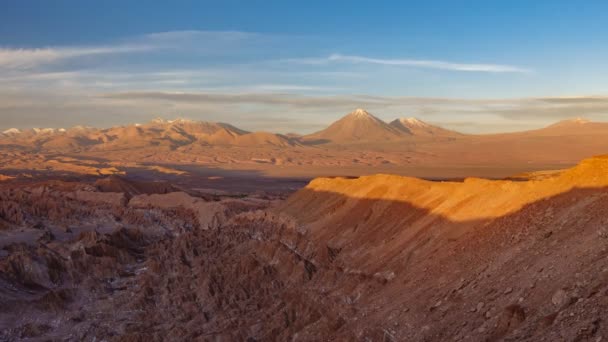 Sunset Shadow över mars Valley och Licancabur Volcano — Stockvideo