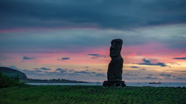 Solnedgång över Single Moai tid förfaller i Påskön — Stockvideo