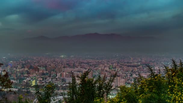 Η ώρα του ηλιοβασιλέματος στο Σαντιάγο της Χιλής με ομίχλη — Αρχείο Βίντεο