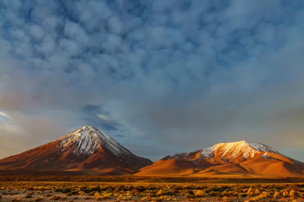 Crepuscolo al vulcano Licancabur, deserto di Atacama — Foto Stock