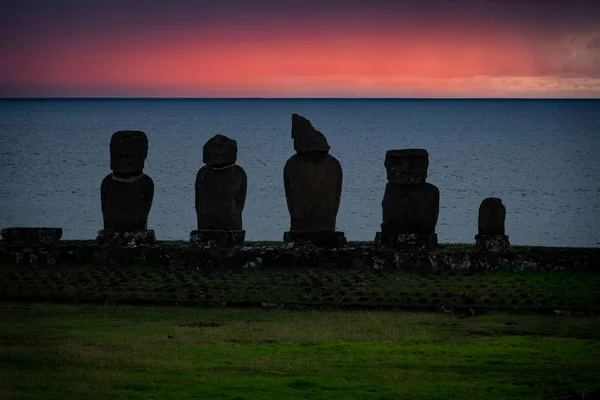 Moai shilouettes in de Ahu Tahai bij zonsondergang tegen Pink Sky — Stockfoto