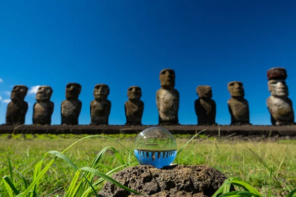 Ahu Tongariki Moais och kristallkula mot Deep Blue Sky — Stockfoto