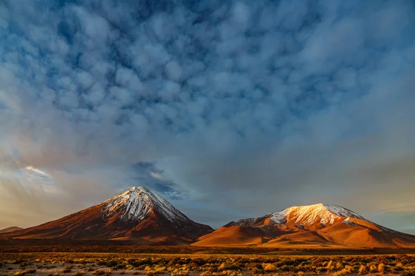 Spectaculaire susk au volcan Licancabur, désert d'Atacama — Photo
