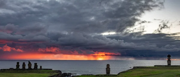 Moais in de Ahu Tahai bij zonsondergang tegen bewolkte hemel — Stockfoto