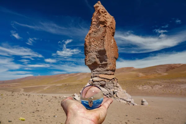 Mano izquierda sosteniendo bola de cristal en Atacama Pacana Monks —  Fotos de Stock