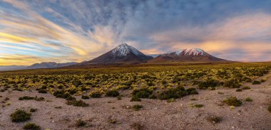 Licancabur yanardağı üzerinde alacakaranlıkta büyük panorama, Atacama çöl