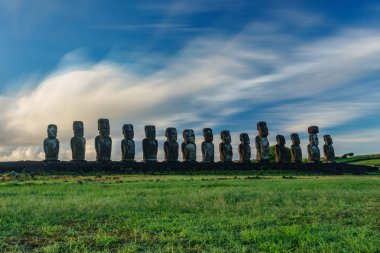 Paskalya Adası'nda Ahu Tongariki gündoğumu ve Moai heykelleri