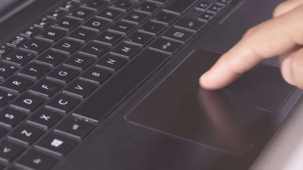 Dizüstü bilgisayarda sağ el çalışma ve touchpad'e tıklama — Stok video