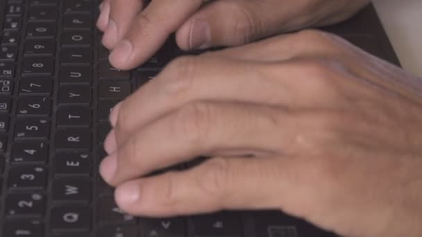 Печать на клавиатуре ноутбука, белый человек — стоковое видео