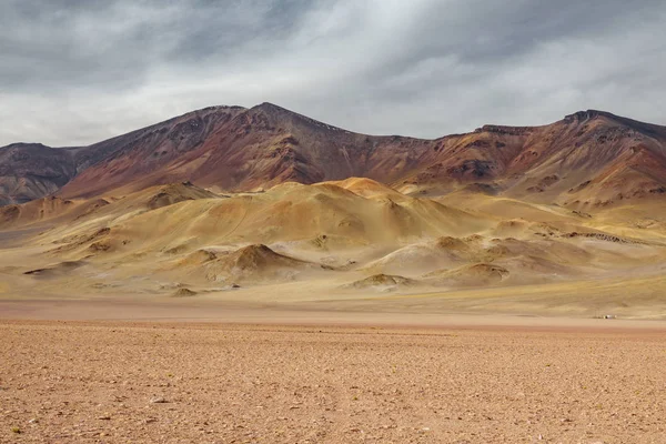 Vulkanische bergen in de woestijn van Atacama — Stockfoto