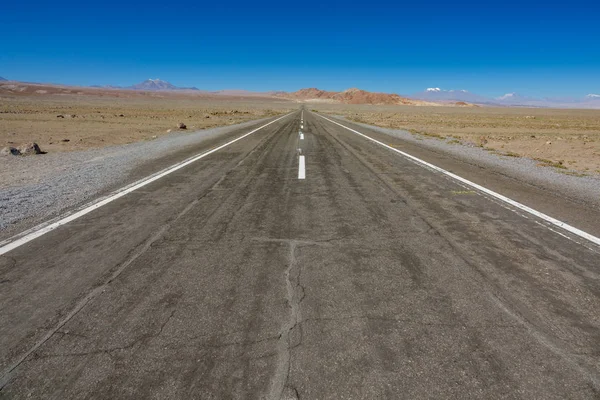 Прямая дорога, ведущая в горы в пустыне — стоковое фото