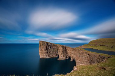 Vagar adasının kayalıklarında Sorvagsvatn gölü uzun pozlama, Faroe Adaları