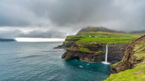 Cascada Gasadalur gran angular lapso de tiempo en las Islas Feroe, isla de Vagar — Vídeos de Stock