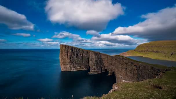 Lago Sorvagsvatn en los acantilados de la isla de Vagar lapso de tiempo, Islas Feroe — Vídeos de Stock