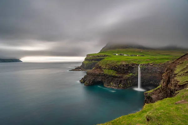 Gasadalur waterval lange blootstelling in Faeröer, Vagar Island — Stockfoto