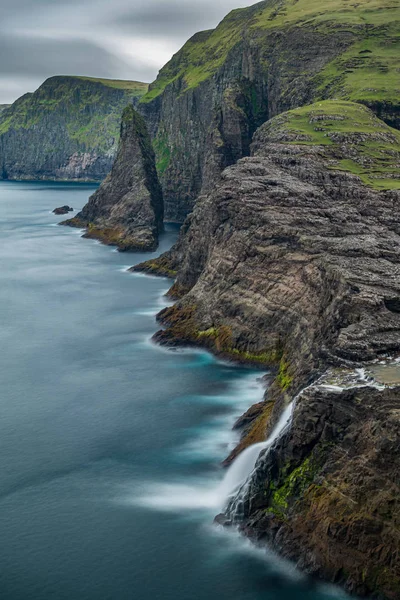 Bosdalafossur waterval en kustlijn lange blootstelling, verticale samenstelling in Faeröer — Stockfoto