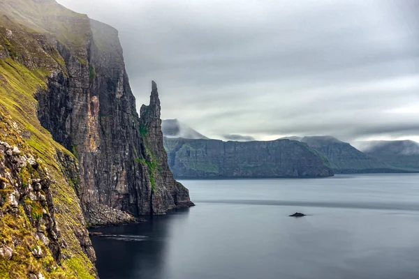 Long exposure of Trollkonufingur, Witchs Finger detail in Faroe Islands — Stock Photo, Image