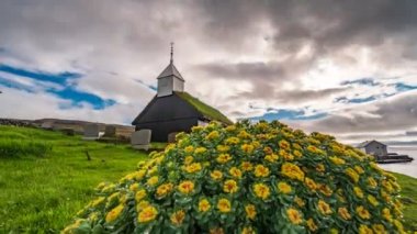 Çit arkasında Kaldbak siyah ahşap kilisenin sürgülü kamera timelapse, Faroe Adaları
