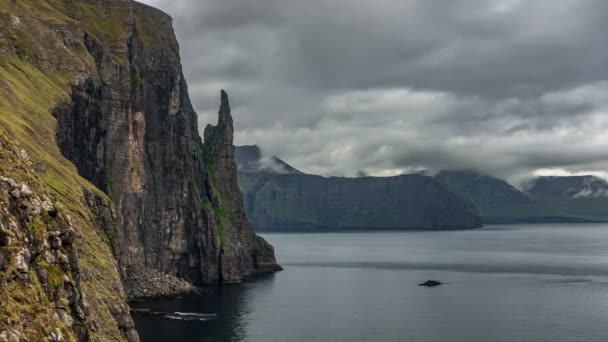 Lapso de tempo de Trollkonufingur, Witchs Finger, Fiorde sob as nuvens Ilhas Faroé — Vídeo de Stock