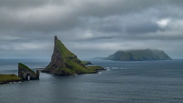 Drangarnir time lapse en frente de Tindholmur, Mykinos en el fondo, Islas Feroe — Vídeos de Stock