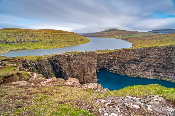 Sorvagsvatnské jezero nad útesy Vagarovské ostrovní expozice, Faerské ostrovy — Stock fotografie