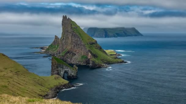 Arka planda Mykines ile Tindholmur önünde Drangarnir kapı Top şaşırtıcı görünümü, Faroe Adaları — Stok video