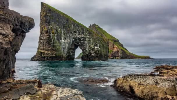 Verbazingwekkende bodem zicht van Drangarnir poort voor Tindholmur, Faeröer eilanden — Stockvideo