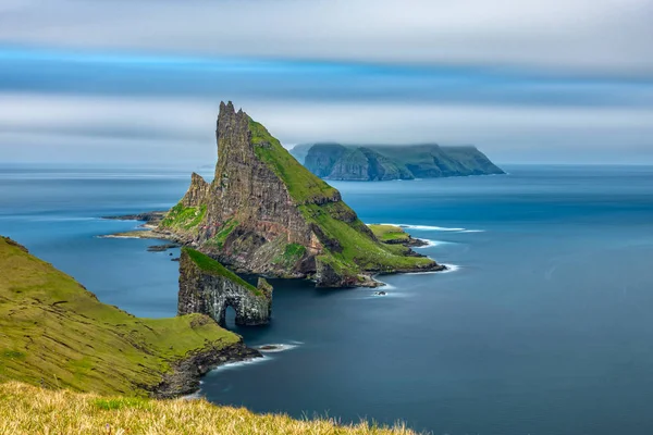 Tindholmur, Faroe Adaları önünde Drangarnir kapı Amazing üst görünümü uzun pozlama — Stok fotoğraf