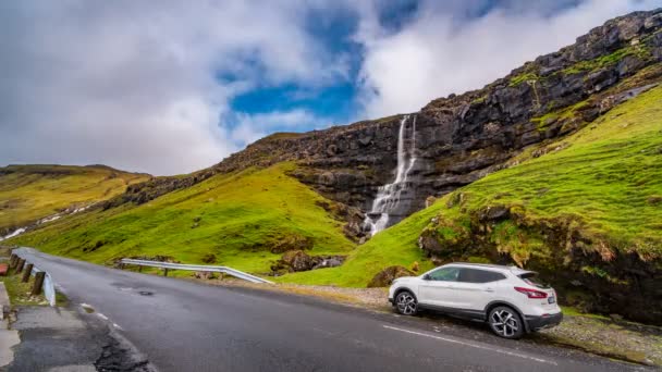 Weg, auto en waterval timelapse, groothoek — Stockvideo