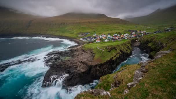 Gjogv desfiladero y ciudad en la isla de Eysturoy en las Islas Feroe. Caducidad temporal — Vídeo de stock