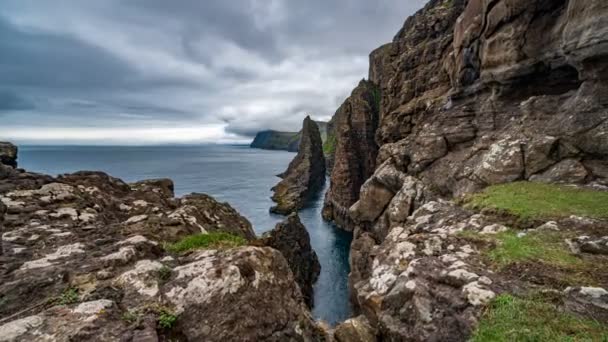 Timelapse de cámara deslizante de la costa empinada de las Islas Feroe — Vídeos de Stock