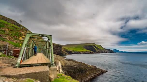 Mykines ilha ponte lapso de tempo com os turistas — Vídeo de Stock