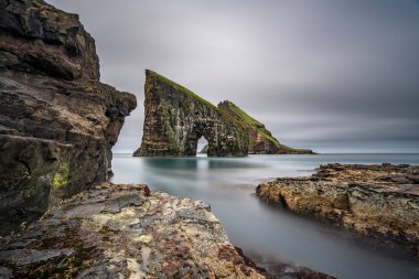 Tindholmur önünde Drangarnir kapısı inanılmaz Ultra geniş açı uzun pozlama, Faroe Adaları