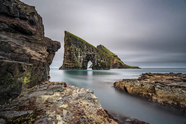 Incrível ultra grande ângulo exposição longa de portão Drangarnir na frente de Tindholmur, Ilhas Faroé — Fotografia de Stock