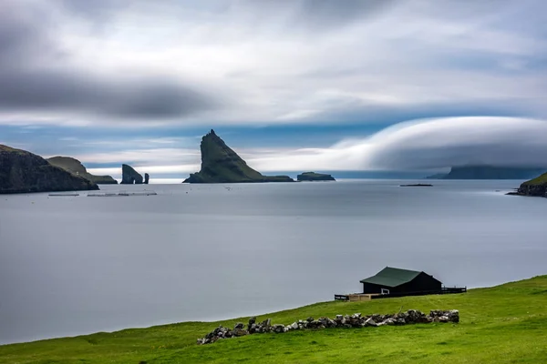 Amazing lång exponering av Drangarnir Gate, Tindholmur och typiska hus i Färöarna — Stockfoto