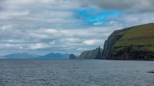 Sandoy Rock Nadel in der Steilküste, lange Belichtungszeit — Stockvideo