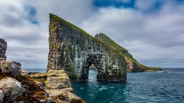 Faroe Adaları 'nda drangarnir Gate Time Lapse — Stok video