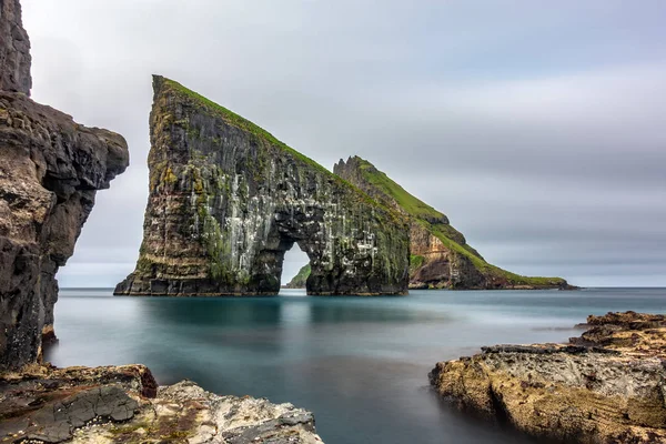 Larga exposición de la puerta Drangarnir frente a Tindholmur, Islas Feroe — Foto de Stock