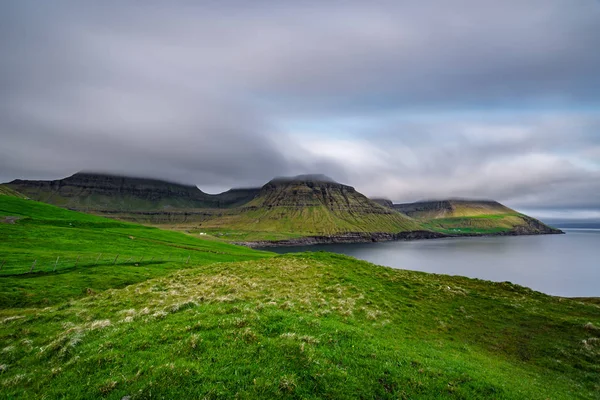 Ultra lange blootstelling van typisch landschap in Faeröer — Stockfoto