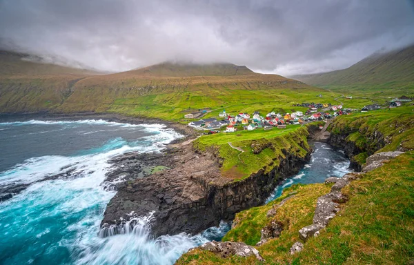 Gjogv desfiladeiro e cidade na ilha de Eysturoy, nas Ilhas Faroé. Exposição longa — Fotografia de Stock