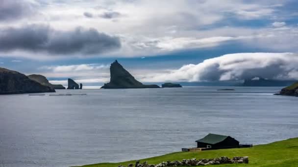 Drangarnir kapısı, Tindholmur ve Faroe Adaları tipik ev inanılmaz zaman atlamalı — Stok video