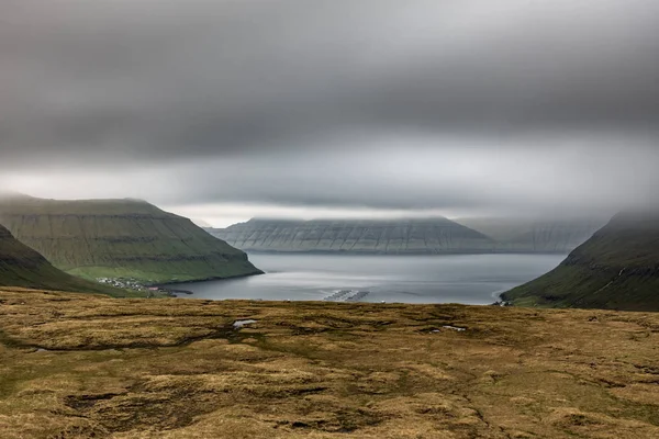 Klasická krajina Faerských ostrovů s oblačnou oblohou — Stock fotografie