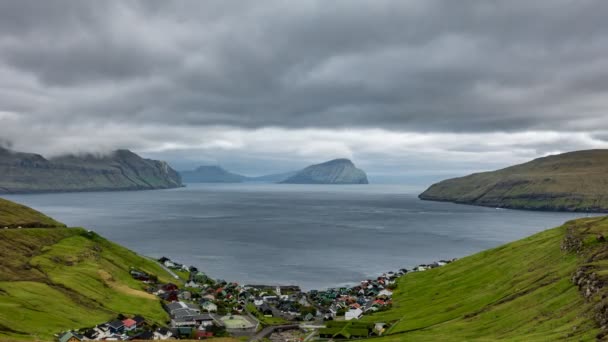 Wioska Wysp Owczych w pobliżu fiordu, widok z timelapse — Wideo stockowe