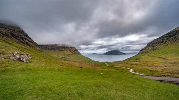 Typiskt landskap av Färöarna med molnigt himmel och väg — Stockvideo
