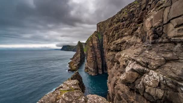 A Feröer-szigetek meredek partjának látványos timelapa — Stock videók