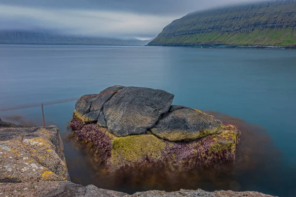 Rocce rinkusteinar ultra lunga esposizione nelle isole Faroe — Foto Stock